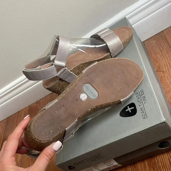 Adam Tucker by Me Too pewter metallic sandals - Picture 4 of 7